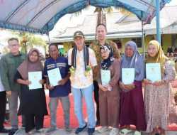 Plt Bupati Kolaka Serahkan PPKT DAK Integrasi Kampung Bajo Anaiwoi