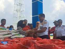 Gandeng Dharma Wanita, KUPP Molawe Berbagi Paket Sambako dan Daging Sapi ke Warga