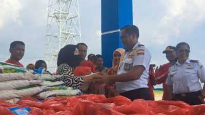 Gandeng Dharma Wanita, KUPP Molawe Berbagi Paket Sambako dan Daging Sapi ke Warga