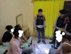 Asik Pesta Miras di Penginapan, Dua Pasangan Muda Mudi Digerebek Polisi