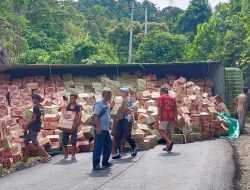 Gagal Menanjak, Truk Pangangkut 15 Ton Indomie Terguling di Jalan Trans Sulawesi