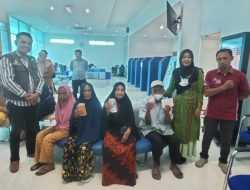 Ratusan Lansia di Bombana Terima BLT