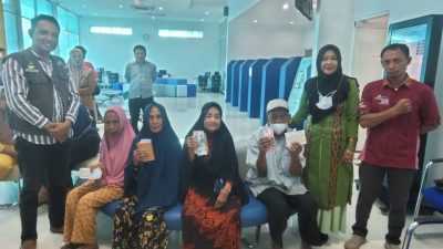 Ratusan Lansia di Bombana Terima BLT