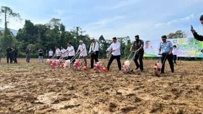 Kunjungan ke Konut, Mentan Serahkan Bantuan Bibit hingga Alat Pertanian