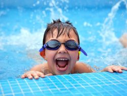 Ini Manfaat Mengajarkan Renang untuk Anak Sejak Dini
