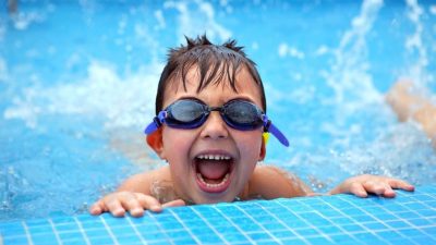 Tips Aman Berenang dengan Anak, Bunda Wajib Tahu!