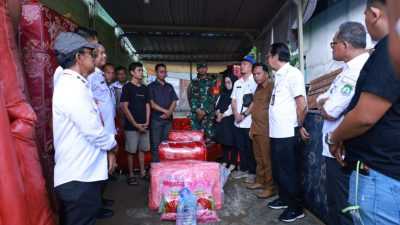Tinjau Rumah Korban Puting Beliung, Pj Bupati Bombana Serahkan Bantuan