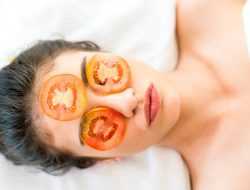 Cegah Penuaan Dini Hingga Kanker, Ini 6 Manfaat Masker Tomat untuk Wajah