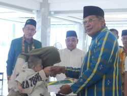 Peringati Isra Mi’raj, Pj Wali Kota Kendari Serahkan Bantuan Stunting dan Keluarga Miskin Ekstrim