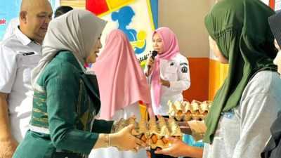 Bunda Literasi Kendari Serahkan Bantuan untuk Balita Berpotensi Stunting di Punggaloba