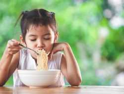 Bolehkah Anak Makan Mie Instan? Begini Penjelasannya