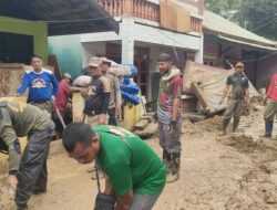 75 Personil Satpol PP Kendari Bantu Pembersihan Lumpur Banjir di Kampung Salo