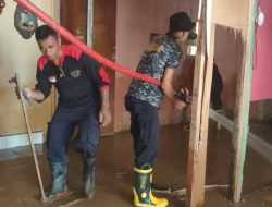 Dinas Damkar Kendari Bantu Warga Bersihkan Rumah dan Masjid Pasca Banjir