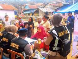 Tim Dokkes Polda Sultra Adakan Baksos Kesehatan dan Berbagi Takjil untuk Korban Banjir