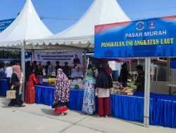 Bantu Masyarakat, Lanal Kendari Gelar Pasar Murah