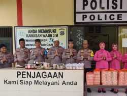 Polsek Wangsel Bersama Bhayangkari Bagikan Ratusan Paket Takjil