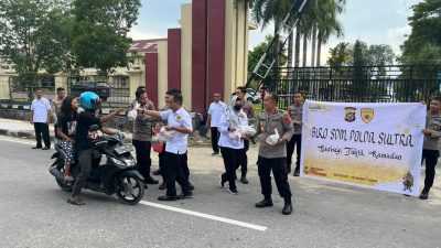 Biro SDM dan Biro Ops Polda Sultra Berbagi Ratusan Paket Takjil