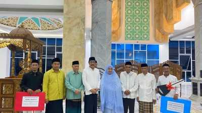 Tina Nur Alam Serahkan Bantuan Mobil Jenazah dan Mobil Operasional untuk Masjid Al-Alam