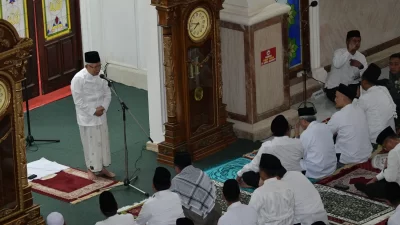 Wapres Maruf Amin Salat Tarawih di Masjid Al-Kautsar Kendari