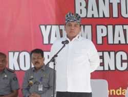 Pj Gubernur Sultra Serahkan Bantuan Sosial ke Yatim Piatu dan Dhuafa Korban Banjir