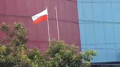 Viral, Bendera Merah Putih Terbalik Berkibar di Depan Lippo Plaza Kendari