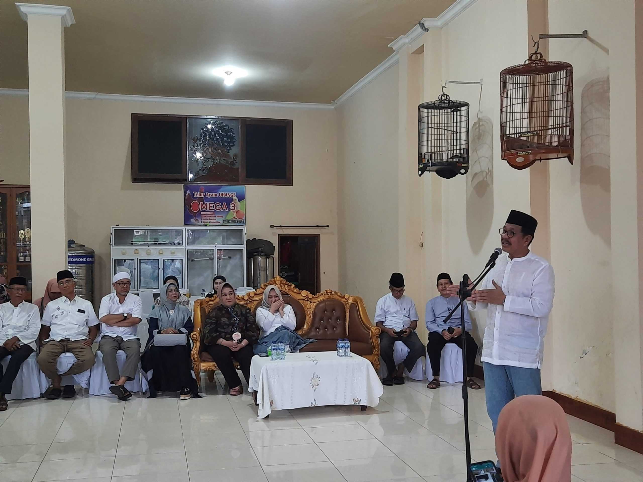 Mantan Gubernur Sultra, Nur Alam saat bersilaturahmi dengan ratusan masyarakat di Jalan Badak, Kelurahan Rahandouna, Kecamatan Poasia, Kota Kendari, Jumat (15/3/2024) sore/Ist