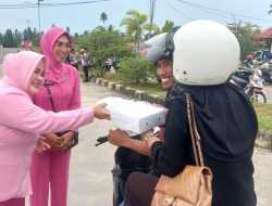 Pengurus Bhayangkari Cabang Wakatobi Bagikan Takjil untuk Masyarakat