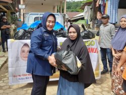 Warga Penyintas Banjir Kendari Terima Bantuan Sembako dari IKA FISIP UHO