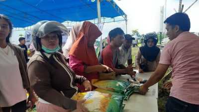 Warga Serbu Bazar Murah Sembako yang Digelar Lanal Kendari