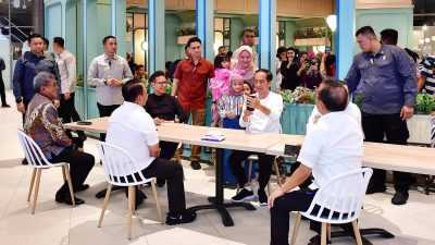 Presiden Jokowi Sapa Warga Kendari dan Santap Nasi Goreng