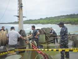 Lanal Kendari Awasi Kapal Kargo yang Terdampar di Pulau Binongko