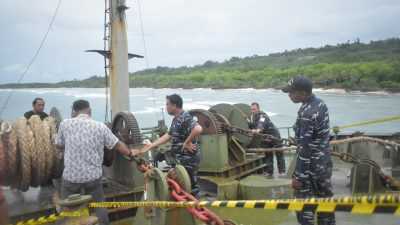 Lanal Kendari Awasi Kapal Kargo yang Terdampar di Pulau Binongko
