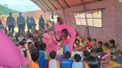 Bhayangkari Polres Konut Adakan Trauma Healing bagi Anak-anak Korban Banjir