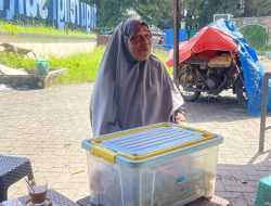 Hanya Berjualan Kue Keliling, Ibu di Kendari Sekolahkan Empat Anaknya Hingga Perguruan Tinggi