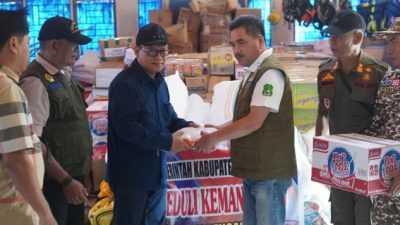 Pj Bupati Kolaka Utara Serahkan Bantuan Bagi Korban Bencana Alam di Sulsel