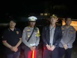 Kapolres Konut Turun Tertibkan Antrian Kendaraan dan Beri Layanan Kesehatan di Lokasi Banjir