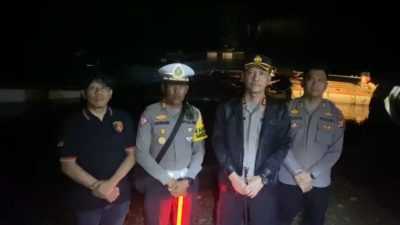 Kapolres Konut Turun Tertibkan Antrian Kendaraan dan Beri Layanan Kesehatan di Lokasi Banjir