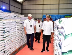 Presiden Jokowi Tinjau Stok Beras dan Bagikan Bantuan Pangan di Muna