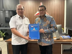 Ruksamin Terima Surat Tugas dari DPP Demokrat Maju di Pilgub Sultra 2024
