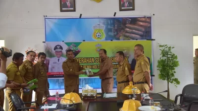 Kendalikan Inflasi, Pj Bupati Buton Salurkan Bantuan Benih Hortikultura dan Pupuk