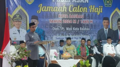 Pj Wali Kota Baubau Lepas Keberangkatan 142 CJH, Ini Pesannya