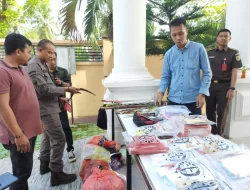 Kejari Kendari Musnahkan 1,6 Kg Narkoba dan Puluhan Senjata Tajam