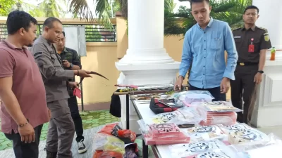 Kejari Kendari Musnahkan 1,6 Kg Narkoba dan Puluhan Senjata Tajam