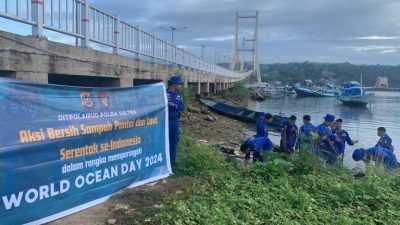 World Ocean Day, Ditpolairud Polda Sultra Bersih Bersih Pantai dan Laut