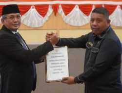 Pj Wali Kota Kendari Serahkan Raperda RPJPD 2025-2045 ke Dewan