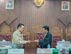 Bupati Buton Utara Serahkan Nota Pengantar LPJ APBD 2023 ke Dewan