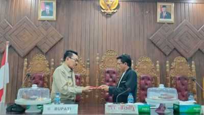 Bupati Buton Utara Serahkan Nota Pengantar LPJ APBD 2023 ke Dewan