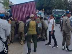 Satpol PP Kota Kendari Tertibkan PKL di Bahu Jalan