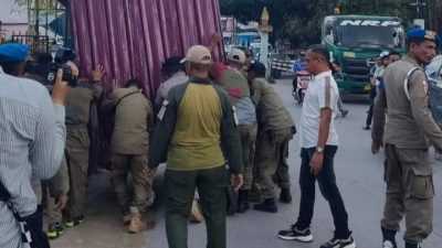 Satpol PP Kota Kendari Tertibkan PKL di Bahu Jalan