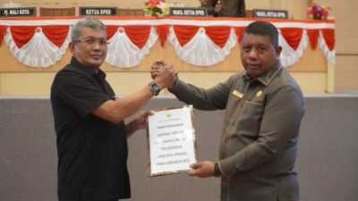 Pj Wali Kota Kendari Serahkan Rancangan KUA PPAS Tahun 2025 ke Dewan